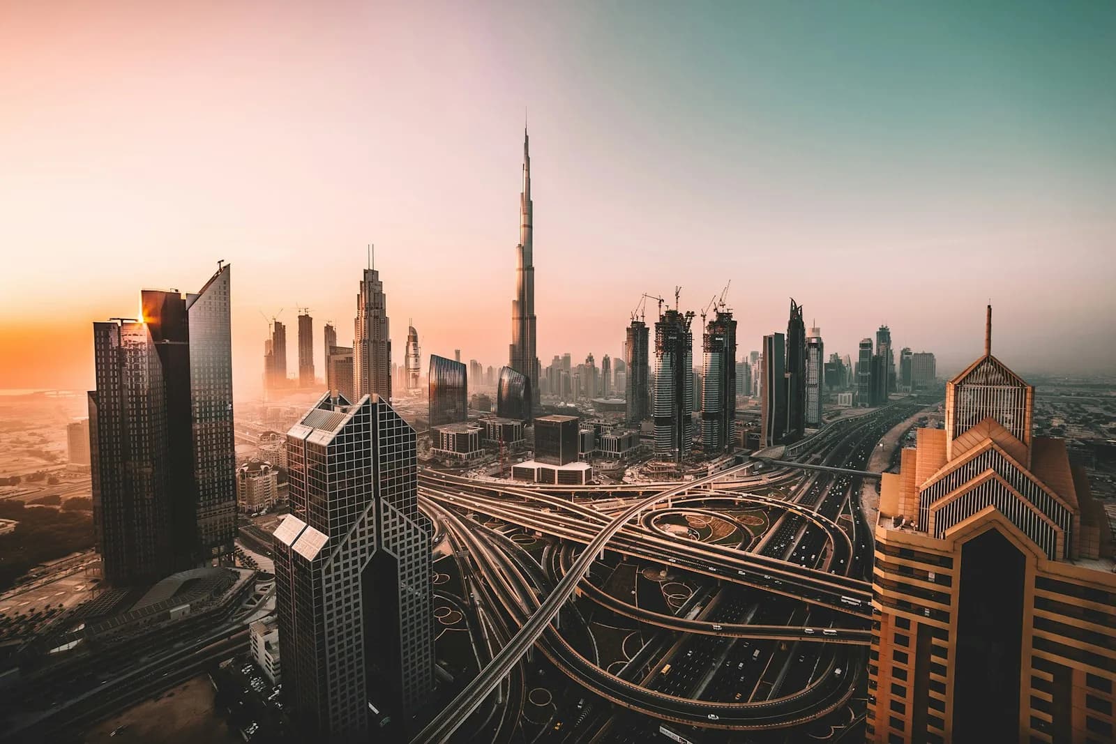 La skyline de Dubaï et le Burj Khalifa au crépuscule