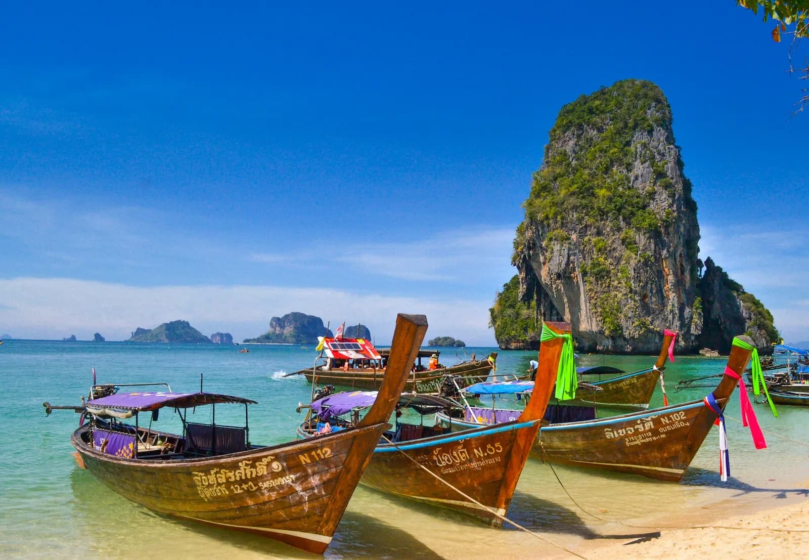 Longtail boat sur une mer turquoise à Krabi, Thaïlande