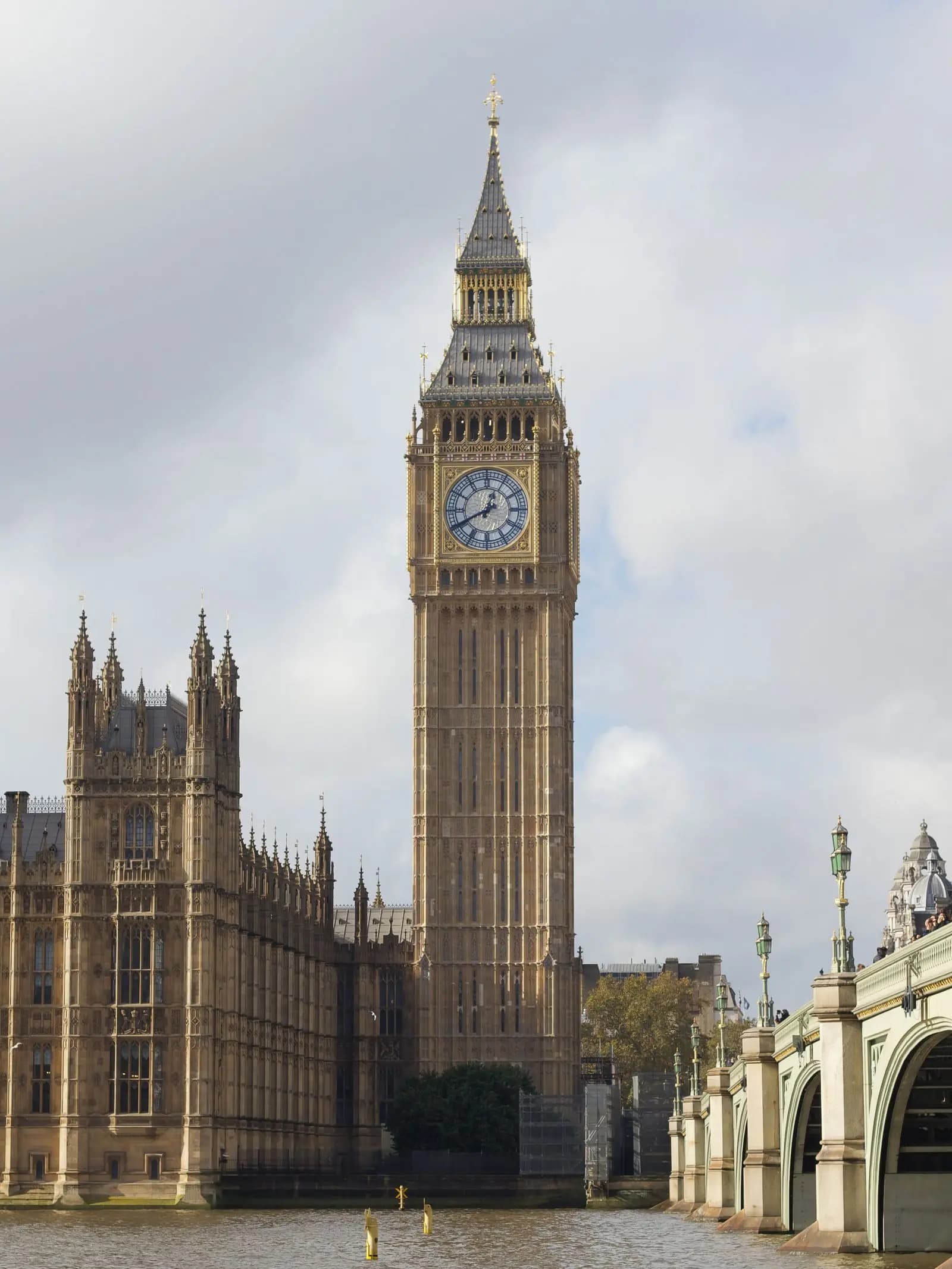 Big Ben et le palais de Westminster au bord de la Tamise, Londres