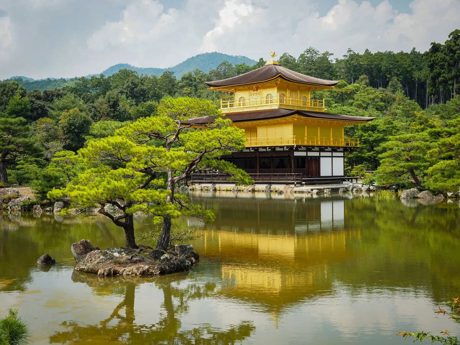 Le pavillon d'or de Kinkakuji reflété dans son étang, Kyoto