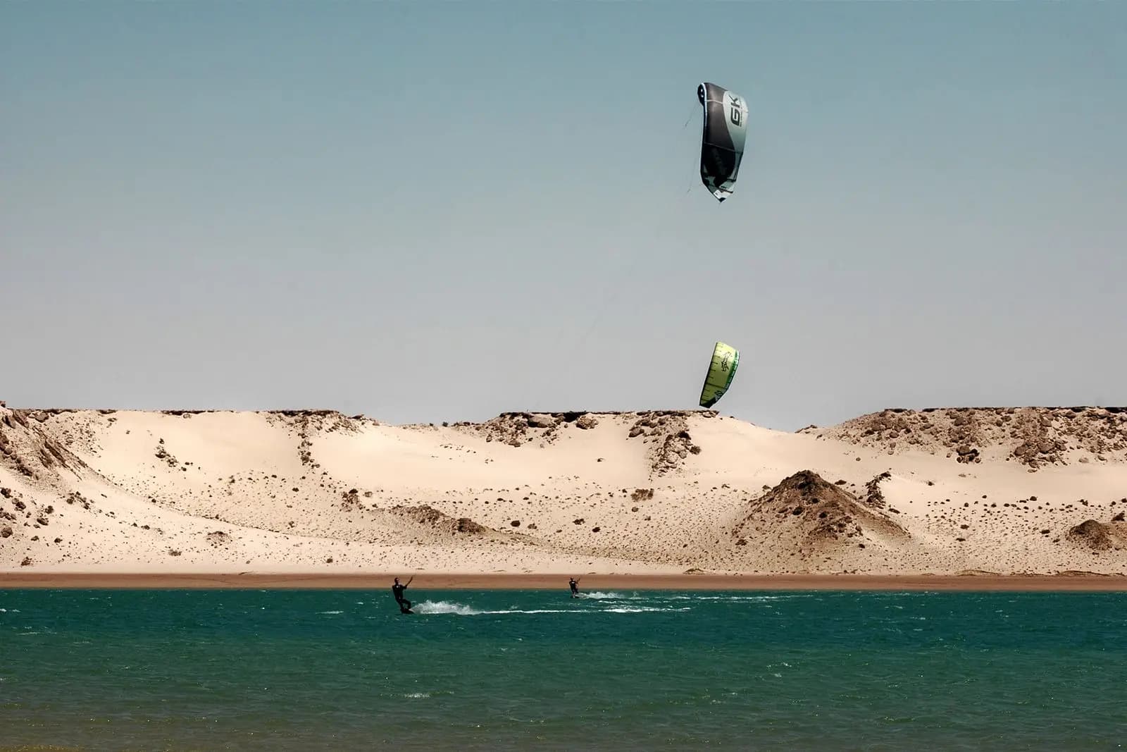 Kitesurfeurs sur la lagune turquoise de Dakhla, au pied des dunes