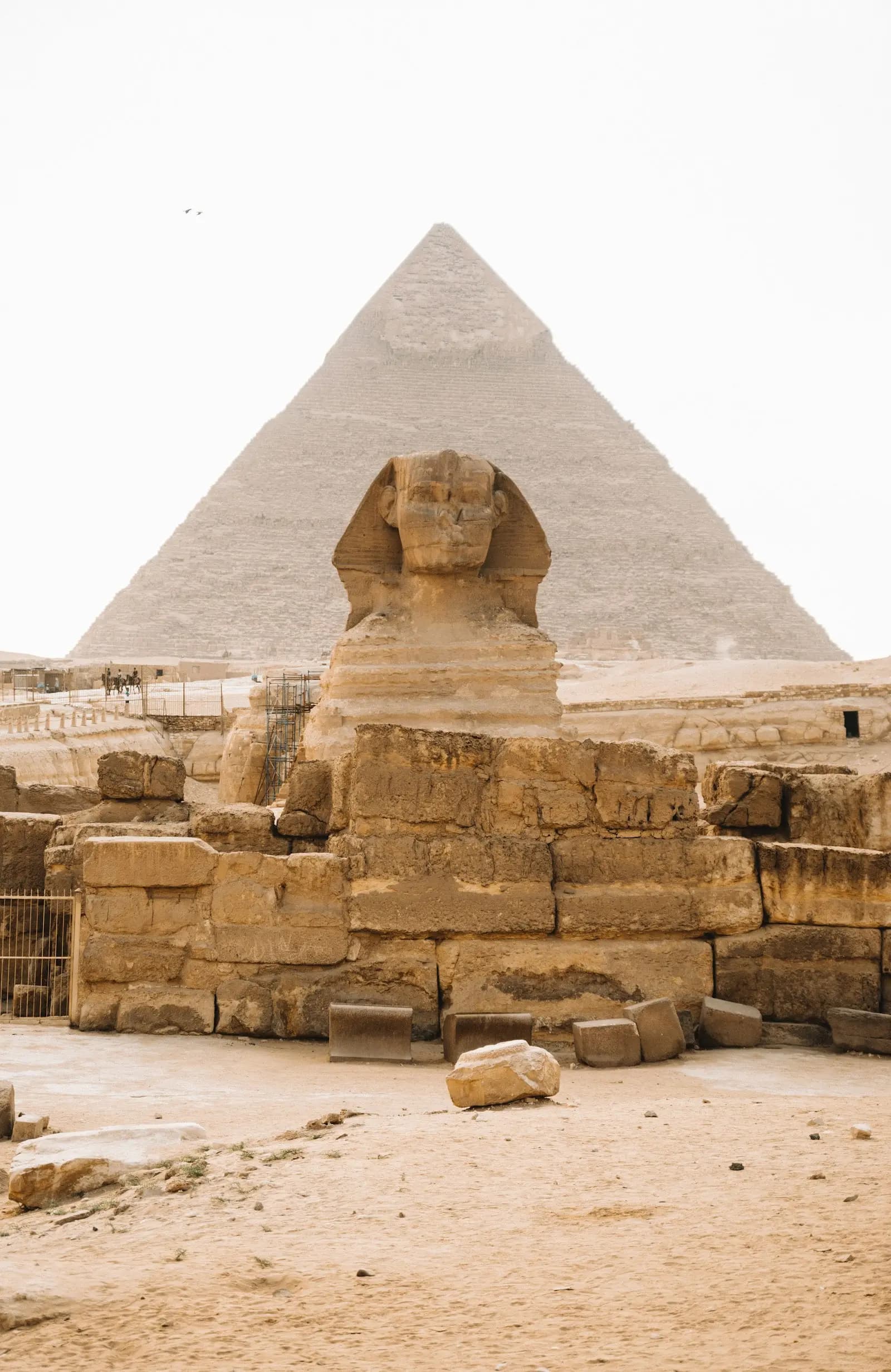 Le Sphinx et la pyramide de Khéphren sur le plateau de Gizeh, Le Caire