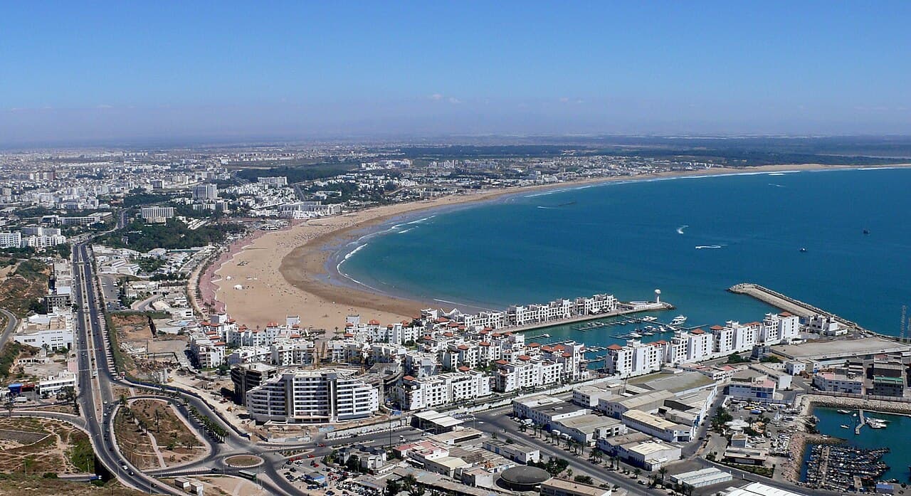 Vue aérienne de la baie d'Agadir avec sa grande plage, la ville et la marina