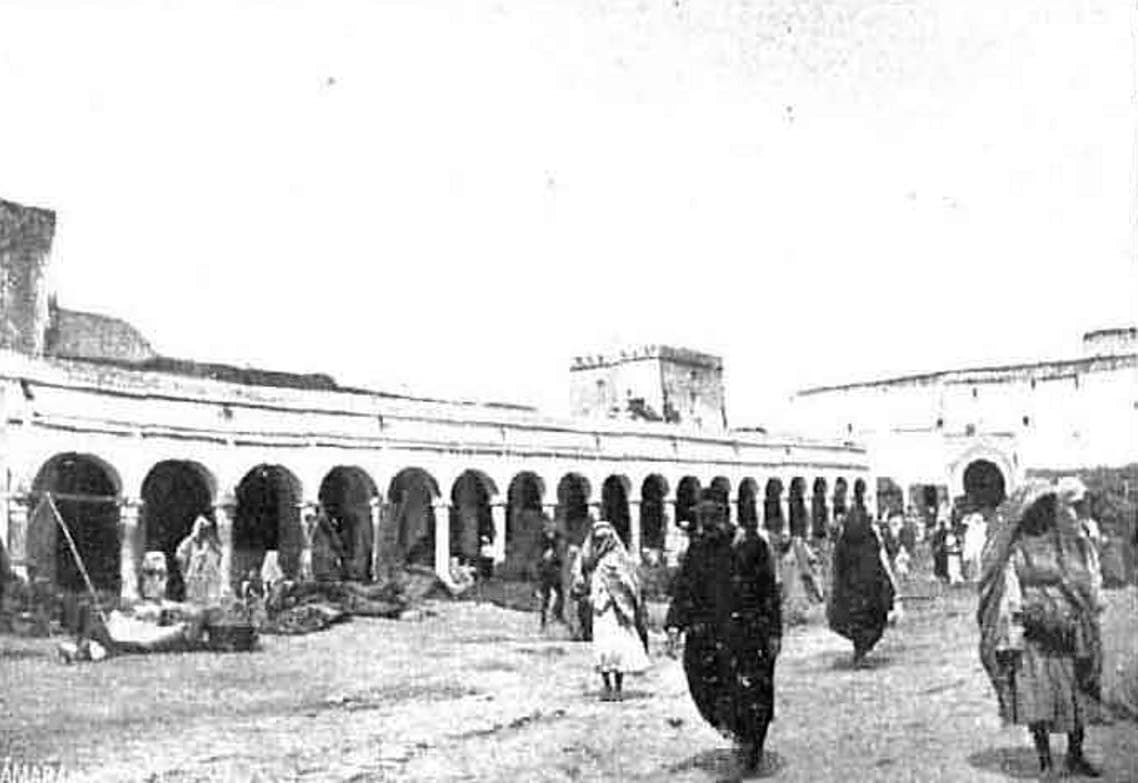 Le zoco à arcades de la médina de Larache sur une photographie ancienne de 1911