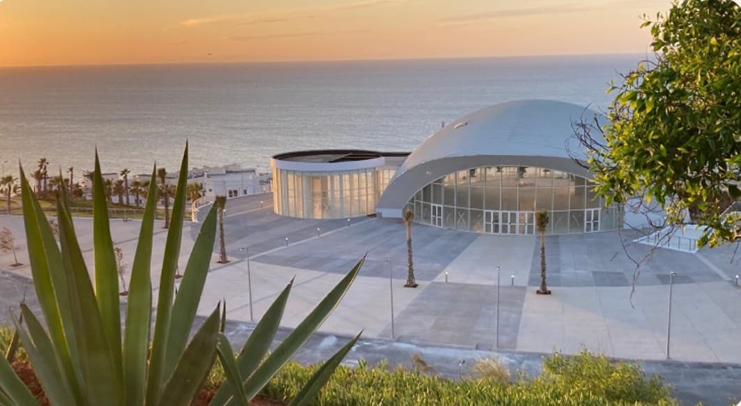 Nouvel aquarium d'Al Hoceïma face à la baie au coucher du soleil