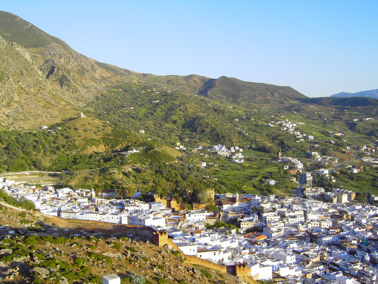 Chefchaouen et ses maisons blanches et bleues au pied des montagnes verdoyantes du Rif