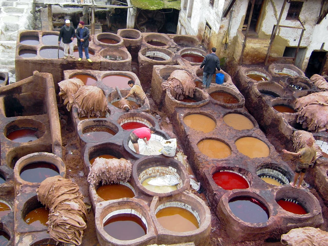 Cuves de teinture colorées et peaux de cuir aux tanneries de Fès