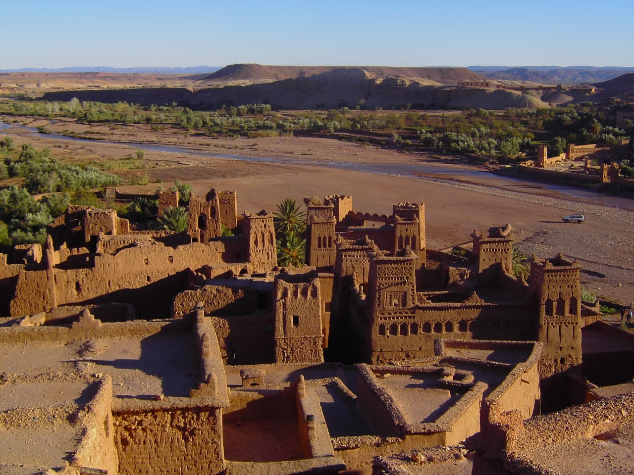 Vue plongeante sur les maisons en pisé du ksar d'Aït Ben Haddou et la vallée de l'Ounila