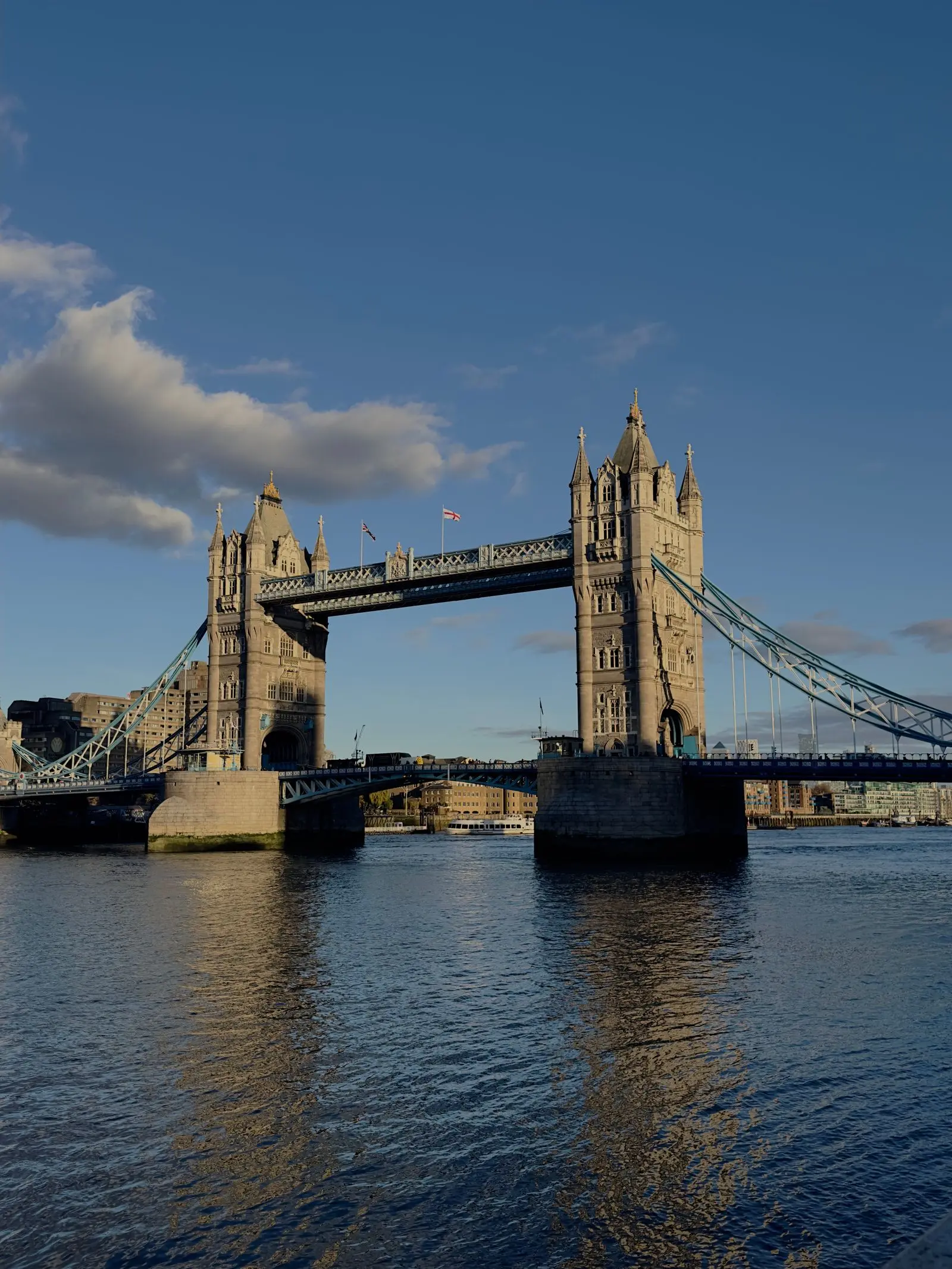 Le Tower Bridge de Londres et ses deux tours néogothiques