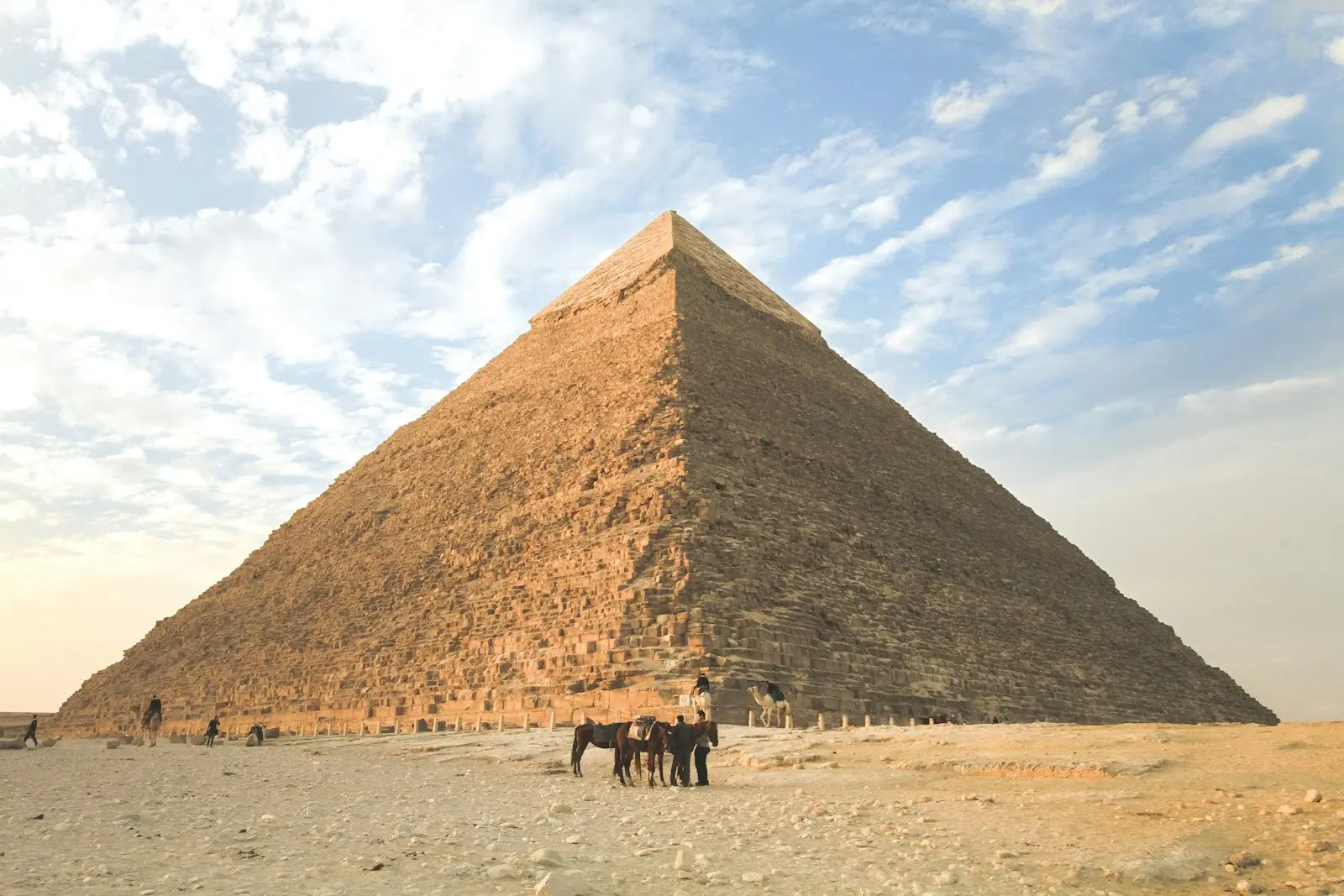 La pyramide de Khéphren à Gizeh, près du Caire