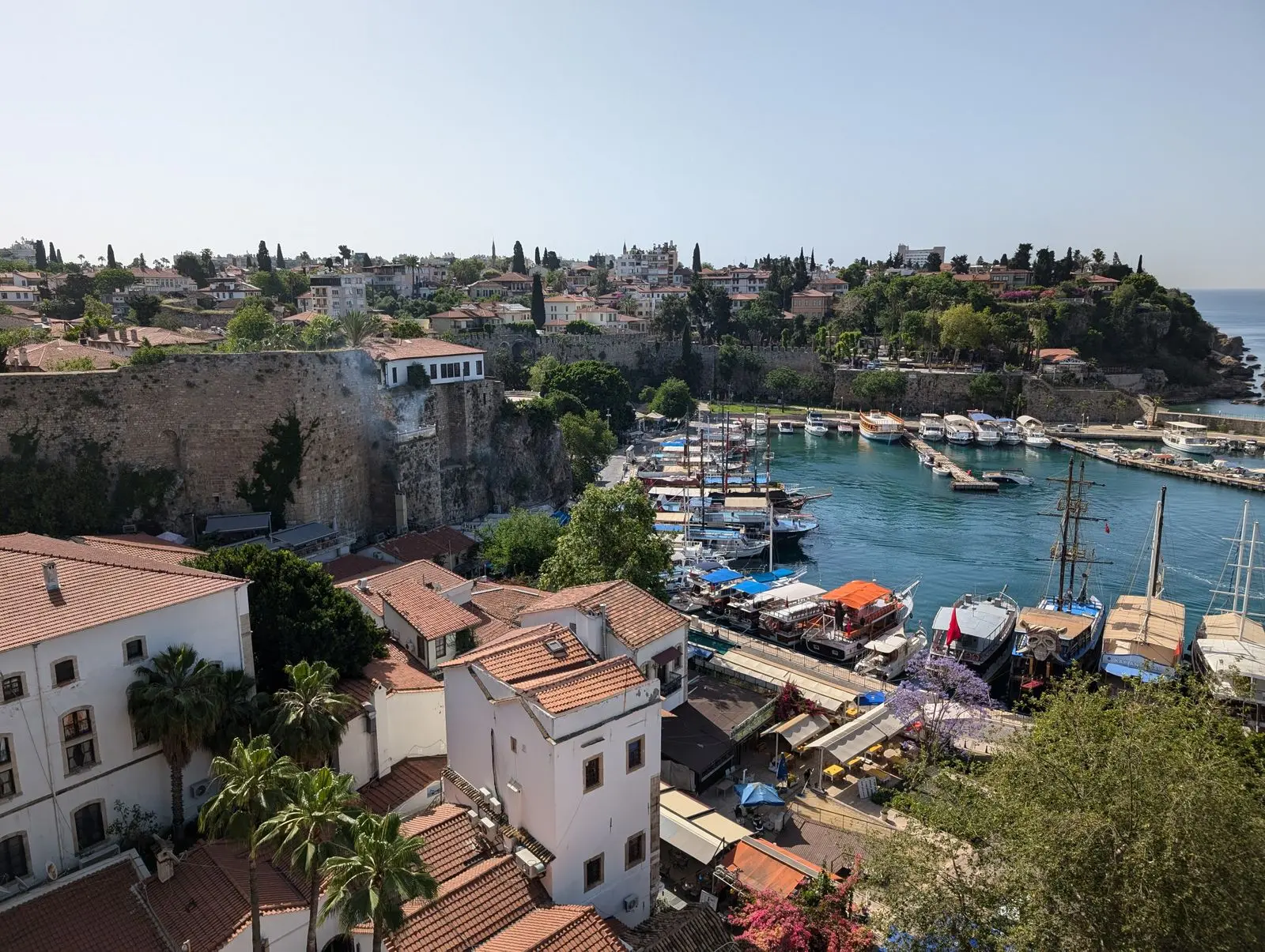 Le vieux port de Kaleiçi et les remparts d'Antalya