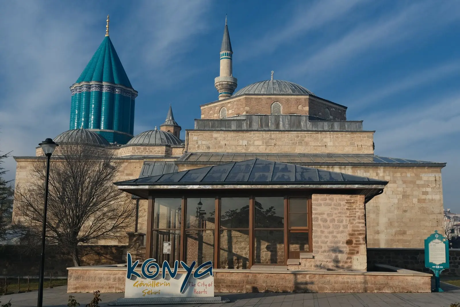 Le dôme turquoise du mausolée de Mevlana à Konya